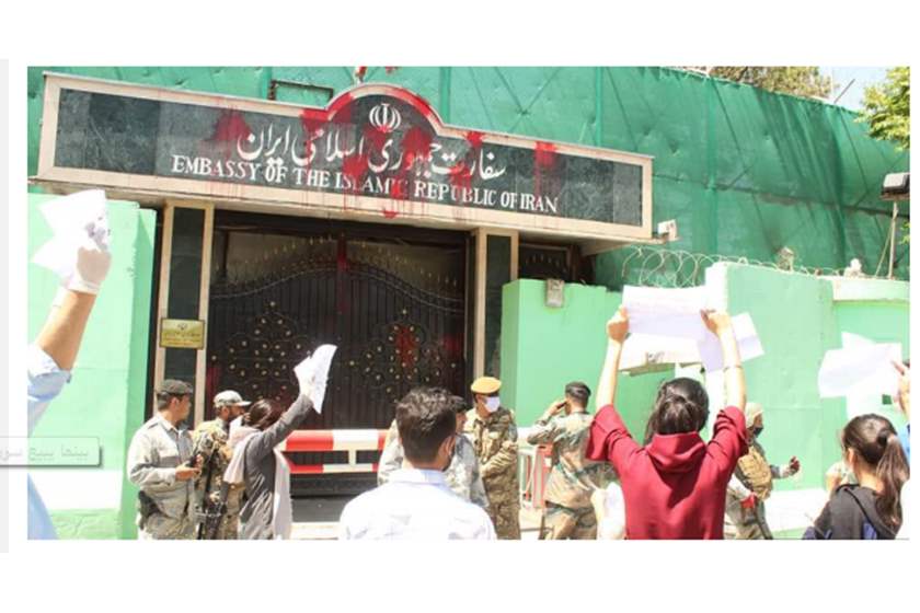 أغلقوا سفارة إيران.. مظاهرات احتجاجية غاضبة ضد عنصرية الملالي في كابول