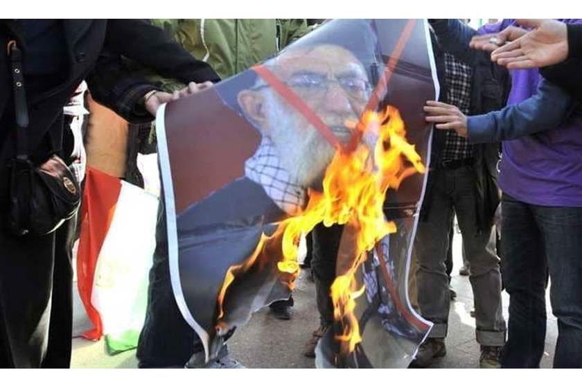 "سلطة الفساد والظلم".. إيرانيون يحرقون صورة خامنئى فى مشهد