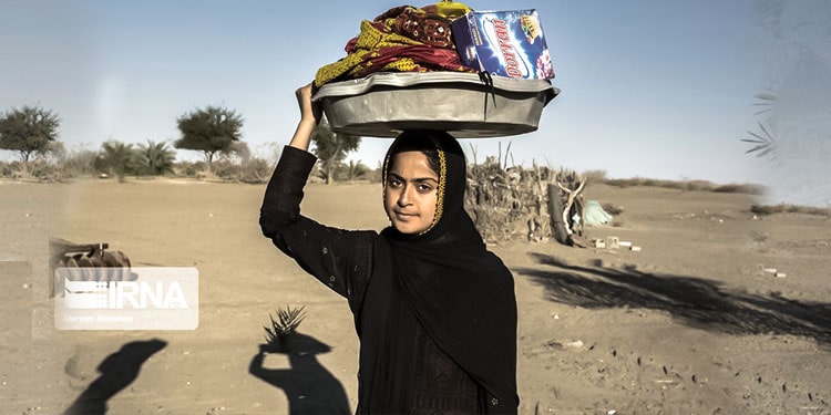 فقدان البنية التحتية لإيصال المياه يكسر ظهور النساء في سيستان وبلوجستان