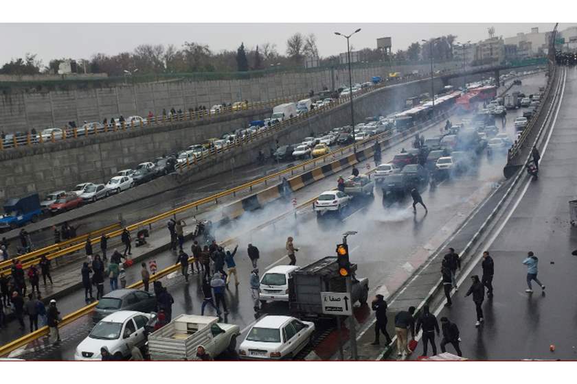 يسقط خامنئي.. عودة الاحتجاجات لشوارع إيران والأمن يواجهها بالرصاص الحي