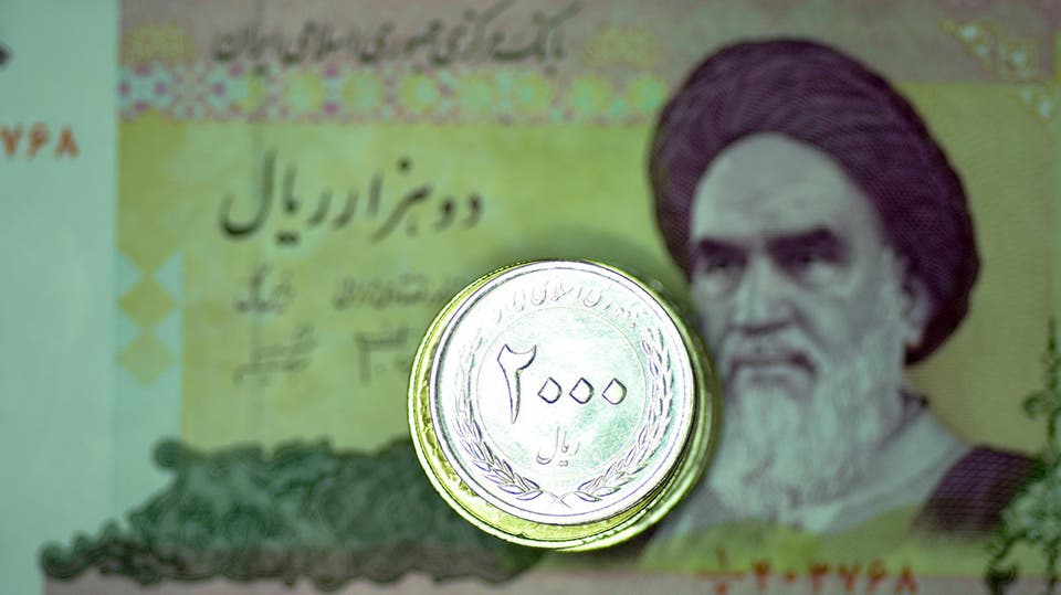 هبوط تاريخي للعملة الإيرانية.. 210 آلاف ريال لكل دولار