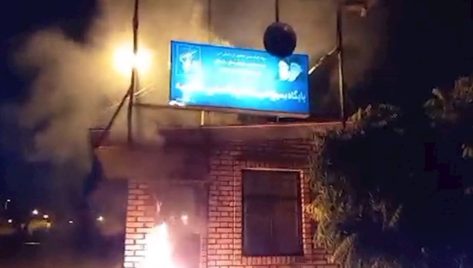 • شباب الانتفاضة في إيران يضرمون النار في رموز الخداع والسلطة للنظام الإيراني- 4 أغسطس