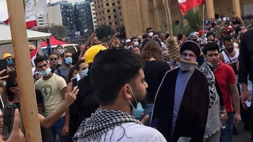 لبنانيون غاضبون "يشنقون حسن نصرالله" وسط بيروت