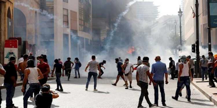 تظاهرات غاضبة في بيروت و اللبانيون يهتفون : حزب الله ارهابي