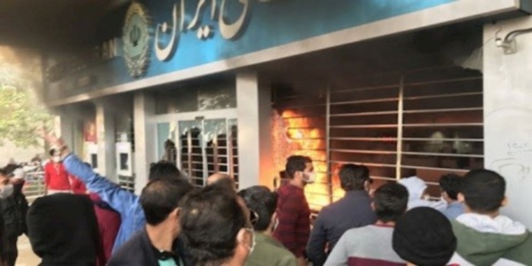 خبير حكومي: المجتمع الإيراني على وشك الانفجار