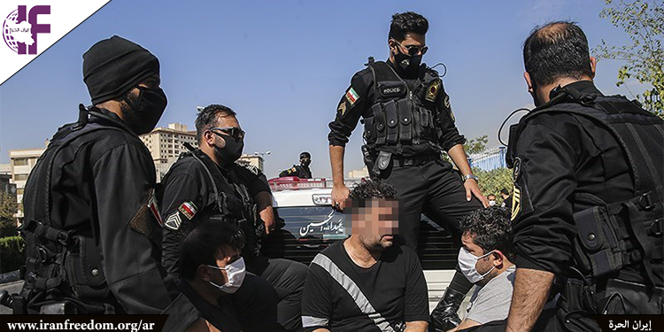 في عمل مهين، قوات الأمن تحقر الناس تحت عنوان "البلطجية" في غرب إيران