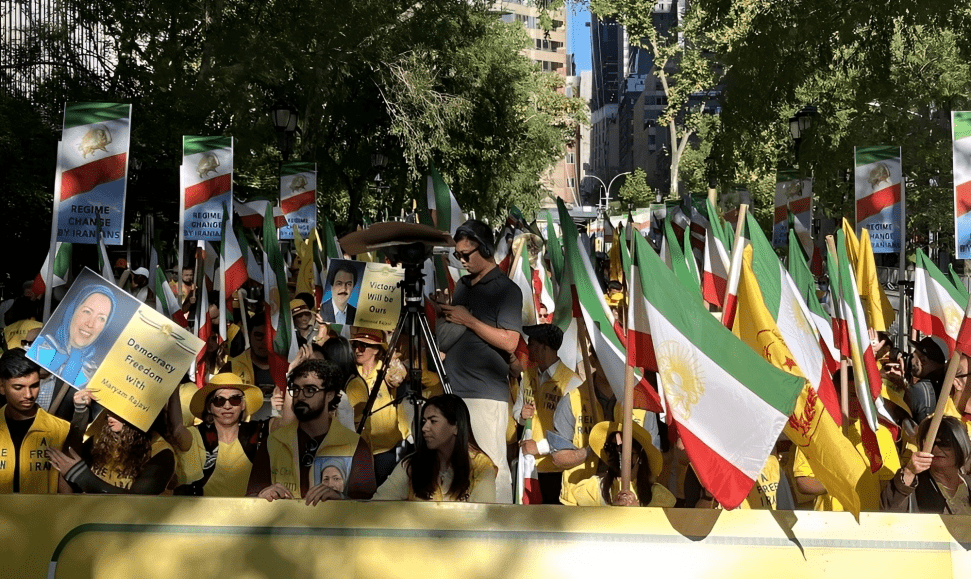 خلال خطاب رئيسي في الجمعية العامة للأمم المتحدة، تجمع الإيرانيون في نيويورك ضده
