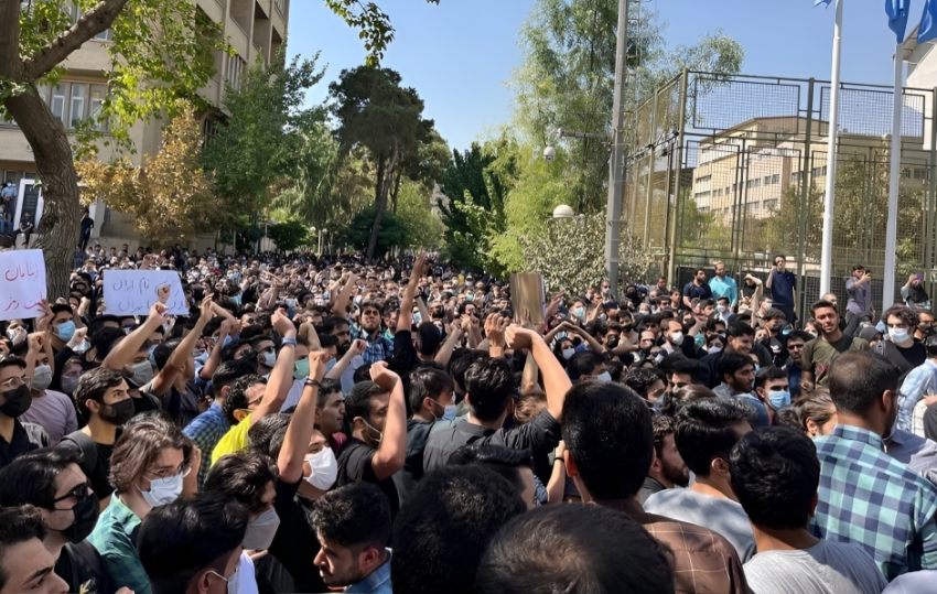 إيران: موت مهسا أميني يؤجج مجتمعًا مضطربًا لأربعة عقود
