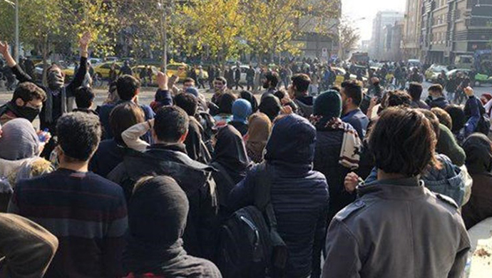 الانتفاضة الإيرانية وهتاف المتظاهرين "الموت للديكتاتور".