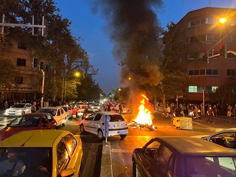 تستمر احتجاجات إيران في المسيرات الليلية والتجمعات الطلابية 