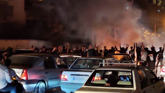 تصعيد قوات الأمن حملة القمع مع اجتياح الاحتجاجات في أنحاء إيران