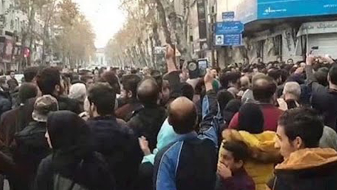 الإضرابات والاحتجاجات تتواصل في عدة مدن إيرانية