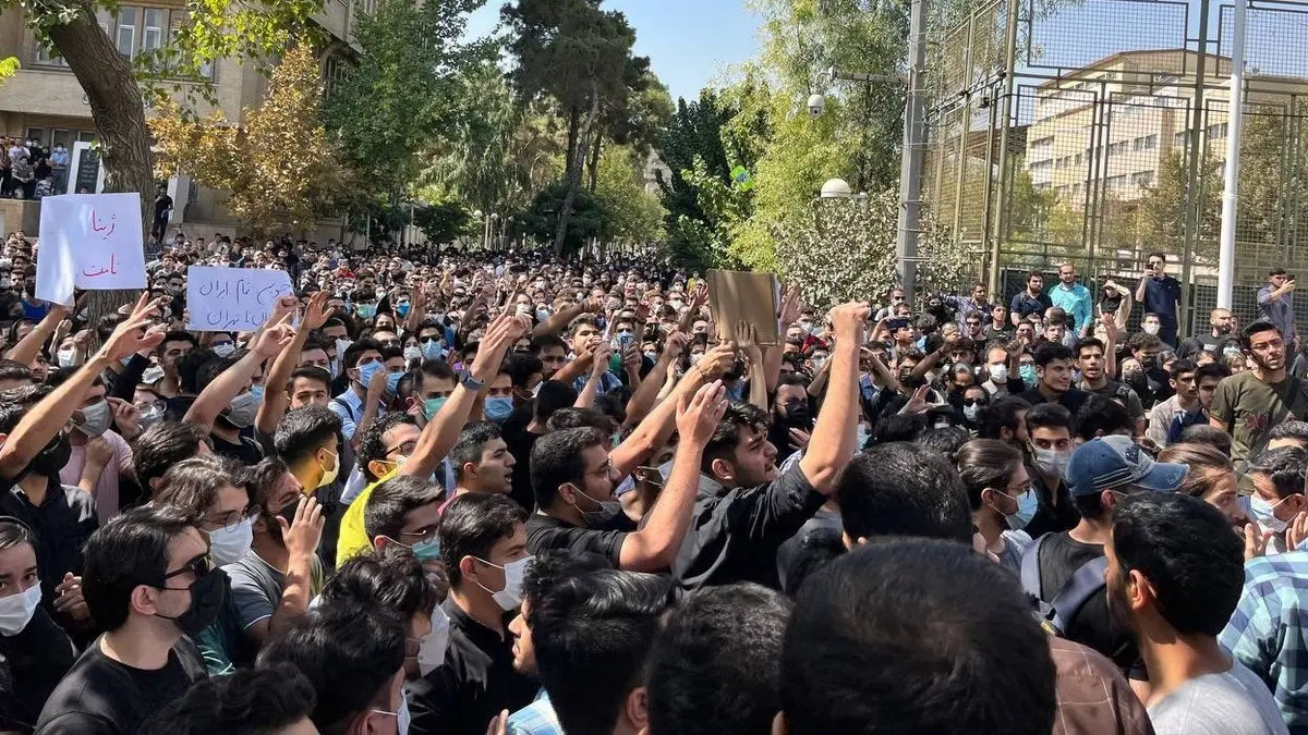 لوس أنجليس تايمز: احتجاجات إيران لم تظهر بوادر توقف، ووصلت الشعارات إلى "الموت للظالم سواء كان الشاه أو الزعیم"