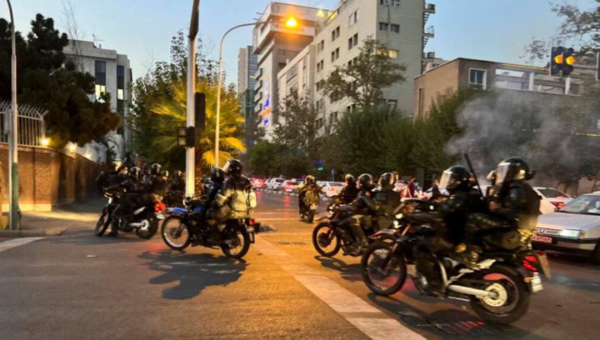 تواصل احتجاجات إيران مع انضمام سائقي الشاحنات إلى الانتفاضة في جميع أنحاء البلاد بالإضرابات