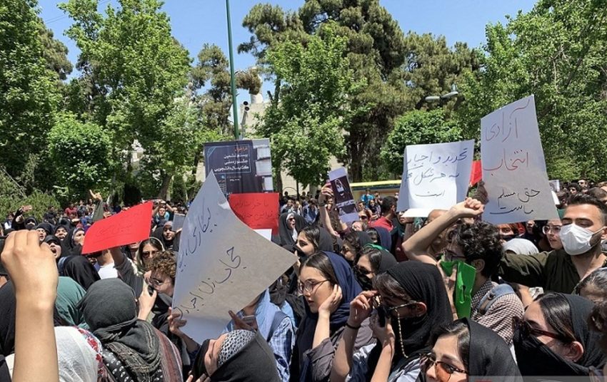 في اليوم الـ 58 من الانتفاضة الوطنية، تجمعات طلابية واعتصامات واحتجاجات في مدن إيرانیة مختلفة