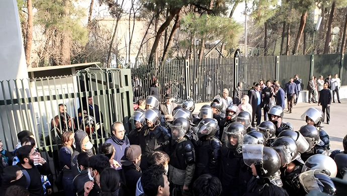 هل انتفاضة الشعب الإيراني عفوية وبلا قيادة؟
