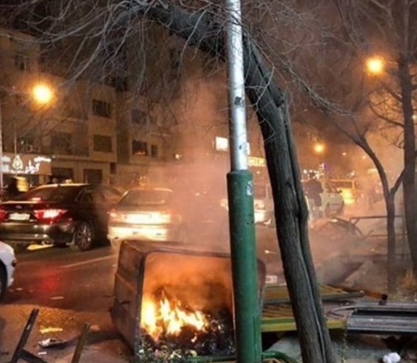 انتفاضة إيران تستمر باحتجاجات مصحوبة بأزمة عملة كبيرة