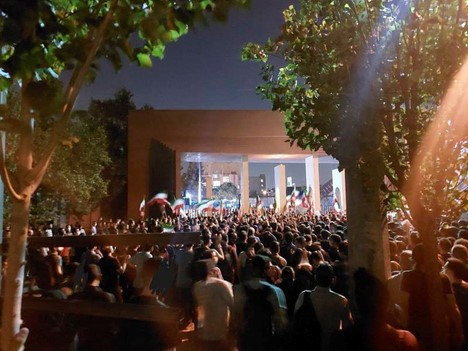 في اليوم الـ 82 من الانتفاضة، مراسم تكريم الشهداء، إضرام النار  في قواعد للباسيج ورموز النظام article photo