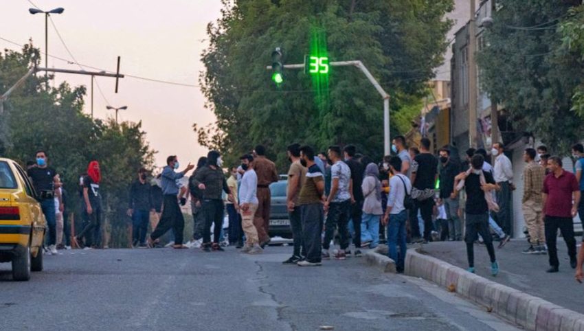 احتجاجات مستمرة يُنظر إليها في جميع أنحاء إيران على أنها انتفاضة تقترب من یومها المائة