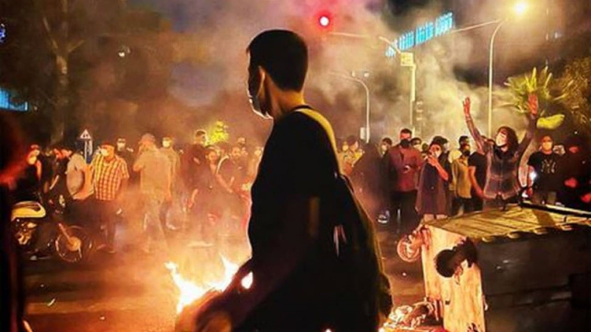 الشعب الإيراني يواصلون احتجاجاتهم، ويذكرون مقتل سليماني بحرق ملصقاته