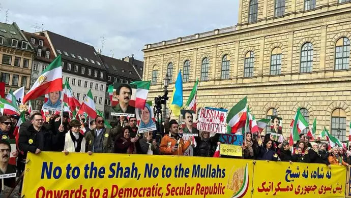 مظاهرة في ميونيخ تدعم احتجاجات إيران الرافضة لنظام الشاه ونظام الملالي