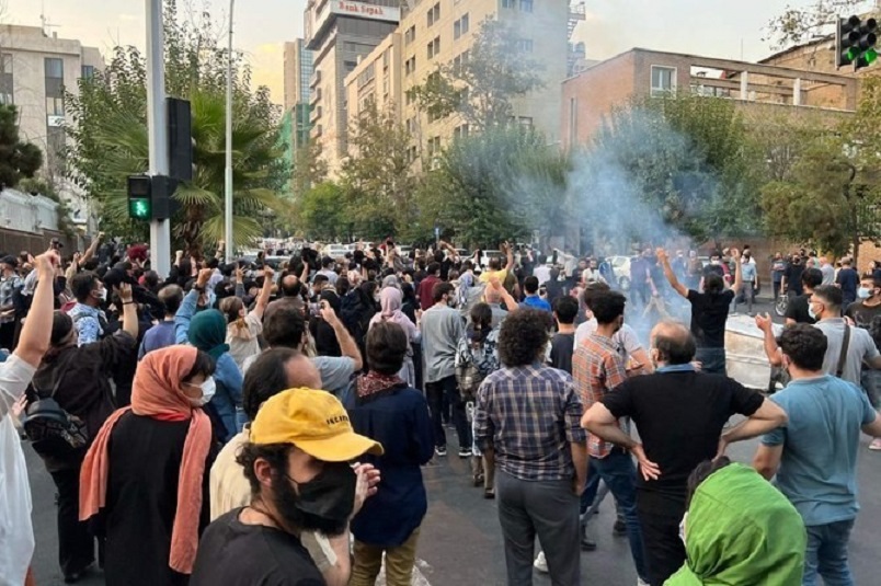 الإيرانيون يكتسبون الدعم في كفاحهم من أجل مستقبل أفضل