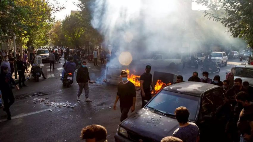 المواطنون في إيران يواصلون الاحتجاجات المناهضة للنظام مع تصاعد المشاكل الاقتصادية