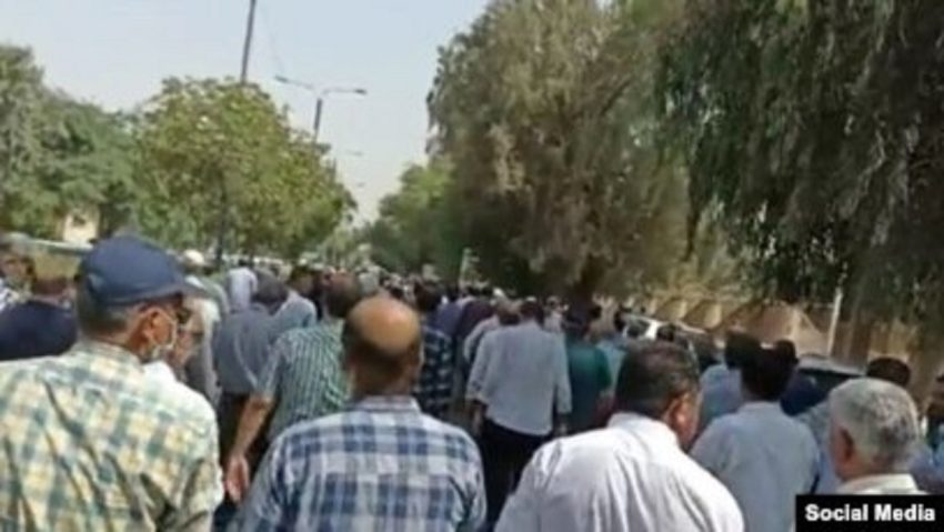 المواطنون في إيران يحتجون على مشكلات اقتصادية متزايدة، منتقدين فساد النظام