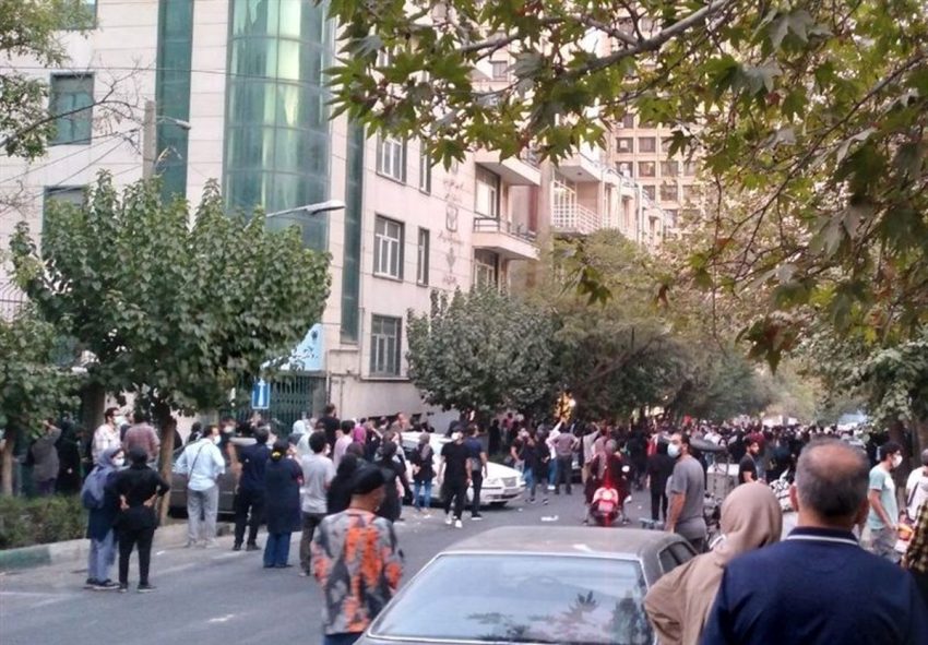 إيران تشهد احتجاجات جديدة مع استمرار العملة الوطنية في الانخفاض