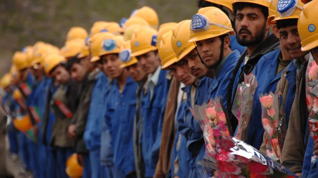 ظروف العمل في إيران: التحديات وعدم المساواة التي تواجه العمال الإيرانيين