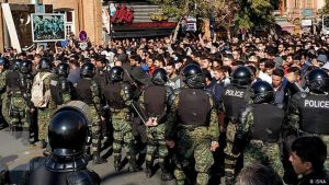 النظام الإيراني يشدد الإجراءات الأمنية لقمع الاحتجاجات
