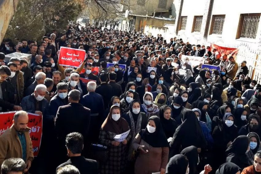 المتقاعدون الإيرانيون ينظمون موجة جديدة من الاحتجاجات على مستوى البلاد بسبب المشاكل الاقتصادية 