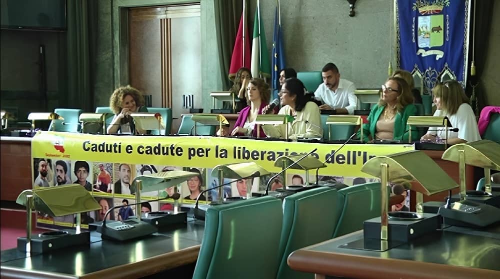 تجمع لدعم نضال المرأة الإيرانية من أجل الحرية والديمقراطية في بيسكارا، إيطاليا