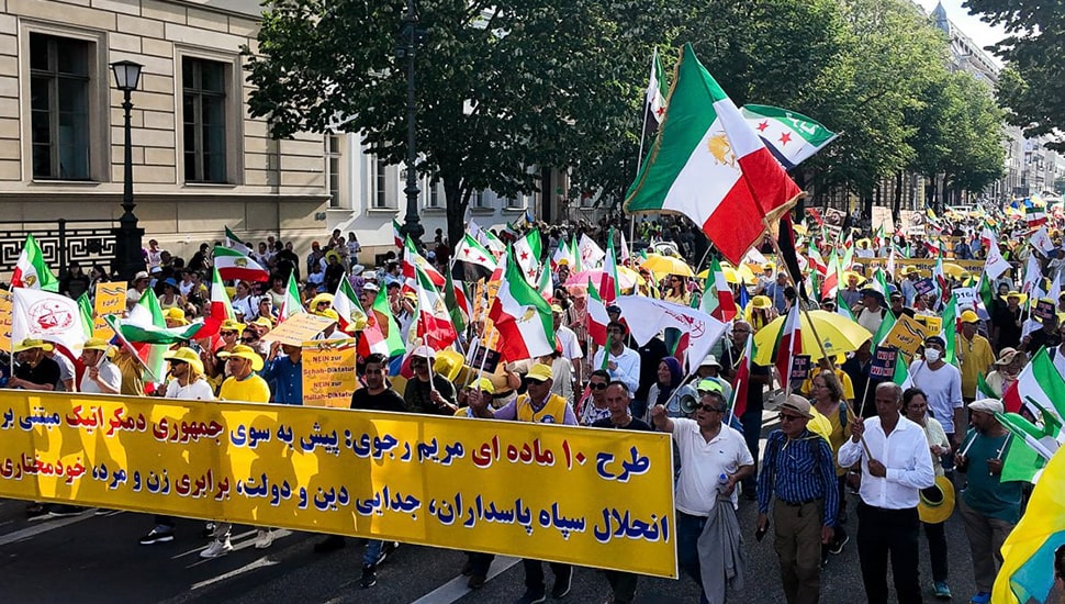 إيران بين الديكتاتورية والمقاومة