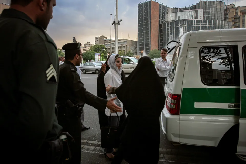 ذا صن: شهادة صادمة لالمرأة إيرانية: أربع سنوات من التعذيب بسبب دعم وحدات المقاومة التابعة لمنظمة مجاهدي خلق