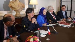 الخيار الثالث لإيران: محللون يطرحون دعم المقاومة كبديل للحرب والاسترضاء في مقابلة على شبكة "نيوزماكس" الإخبارية، طرح محللون بارزون رؤية بديلة للأزمة الإيرانية، مؤكدين أن "الخيار الثالث"، المتمثل في دعم المقاومة الداخلية المنظمة، هو الحل الوحيد لتجنب دوامة الحرب وسياسة الاسترضاء الفاشلة