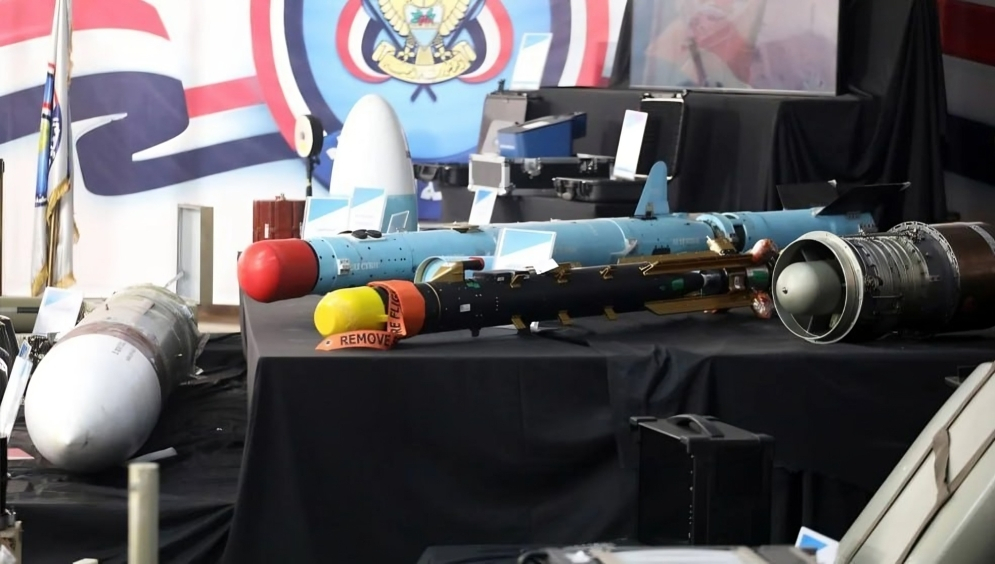 اعترافات البحارة تكشف مسارات تهريب السلاح الإيراني إلى الحوثيين كشفت صحيفة الشرق الأوسط في تقرير لها بتاريخ 20 أغسطس، عن تفاصيل جديدة حول شبكات تهريب السلاح من إيران إلى ميليشيات الحوثي في اليمن، استناداً إلى اعترافات بحارة تم توقيفهم مؤخراً.