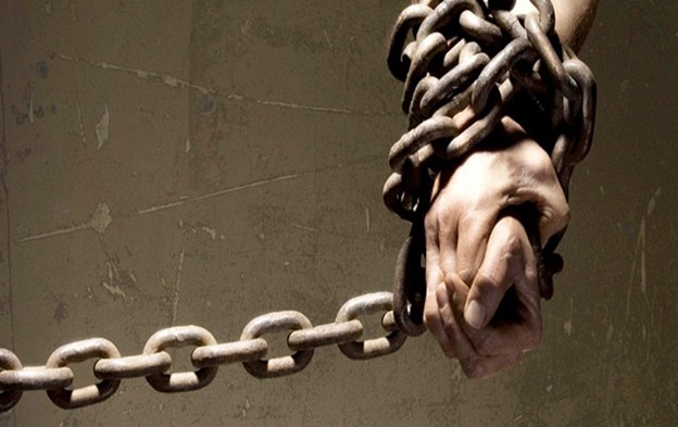 إنكار وجود السجناء السياسيين في إيران: سياسة مشتركة بين نظام الملالي والشاه في إيران، وعلى مدى عقود، ظل إنكار وجود السجناء السياسيين سياسة ثابتة تخدم منظومة القمع سواء في زمن الشاه أو نظام الملالي الحالي.