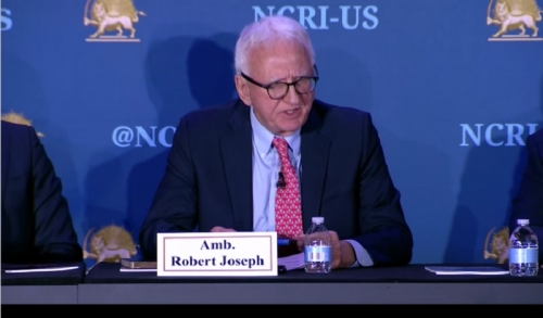 قال السفير روبرت جوزيف: تجاهل محاولة تغيير النظام في إيران قد يؤدي إلى حصوله على السلاح النووي أكد السفير روبرت جوزيف، نائب وزير الخارجية الأمريكي السابق، في مقابلة مع صحيفة "دي فيلت" الألمانية، أن تجاهل دعم الشعب الإيراني في سعيه لإنهاء حكم النظام الديني سيؤدي حتماً إلى أن يحصل هذا النظام على السلاح النووي.