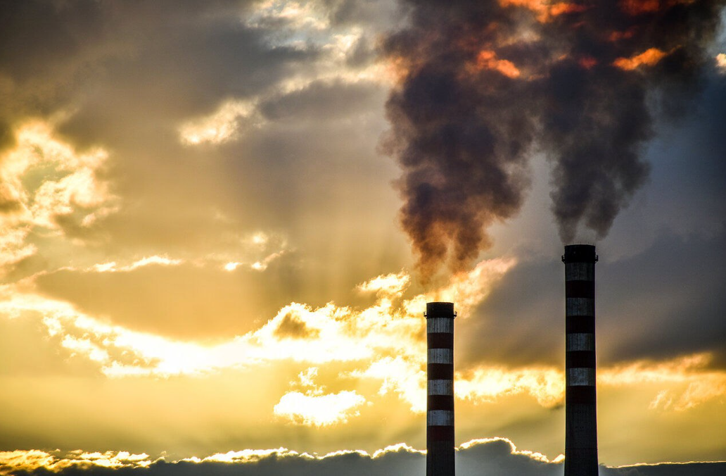 قنبلة بيئية وصحية: رغم امتلاكها ثاني أكبر احتياطي غاز.. إيران تحرق المازوت وتدفع المدن إلى الإغلاق طهران في "الوضع الأحمر" والمطالبات بـ"العمل عن بعد" تتصاعد طهران – (خدمة الأنباء البيئية) في تناقض صارخ يثير استياء واسعاً، تعاني إيران، التي تمتلك ثاني أكبر احتياطي للغاز في العالم، من "عدم توازن" في إمدادات الغاز