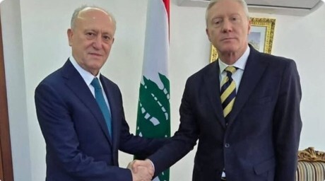 سيادتنا أهم من خبزكم!": هجوم لبناني غير مسبوق على طهران بعد تصريح ولايتي.. بيروت، لبنان – أظهرت الردود اللبنانية على تصريحات مستشار المرشد الإيراني، علي أكبر ولايتي، حول أهمية "حزب الله" للبنان، أن هناك شبه إجماع سيادي رافض للوصاية الإيرانية. وتجاوزت هذه الردود النقد التقليدي لتتحول إلى هجوم مباشر ومطالبة بانسحاب إيران من الشؤون الداخلية، معلنة أن السيادة الوطنية هي الثمن الذي لن يُدفع.