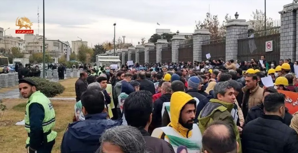 موجة احتجاجات واسعة تضرب طهران ومدن إيرانية أخرى مطالبة بتحسين الأوضاع المعيشية