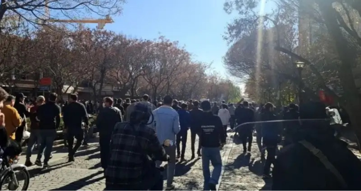 انتفاضة "البازار" تهز طهران.. إضراب شامل وهتافات "الموت للديكتاتور" وسط استنفار أمني للحرس وتدهور تاريخي للعملة شهدت العاصمة الإيرانية طهران، يوم الاثنين 29 ديسمبر 2025 تصعيداً خطيراً واستمراراً للحراك الاحتجاجي الذي انطلقت شرارته يوم أمس، حيث نفذ تجار "البازار"