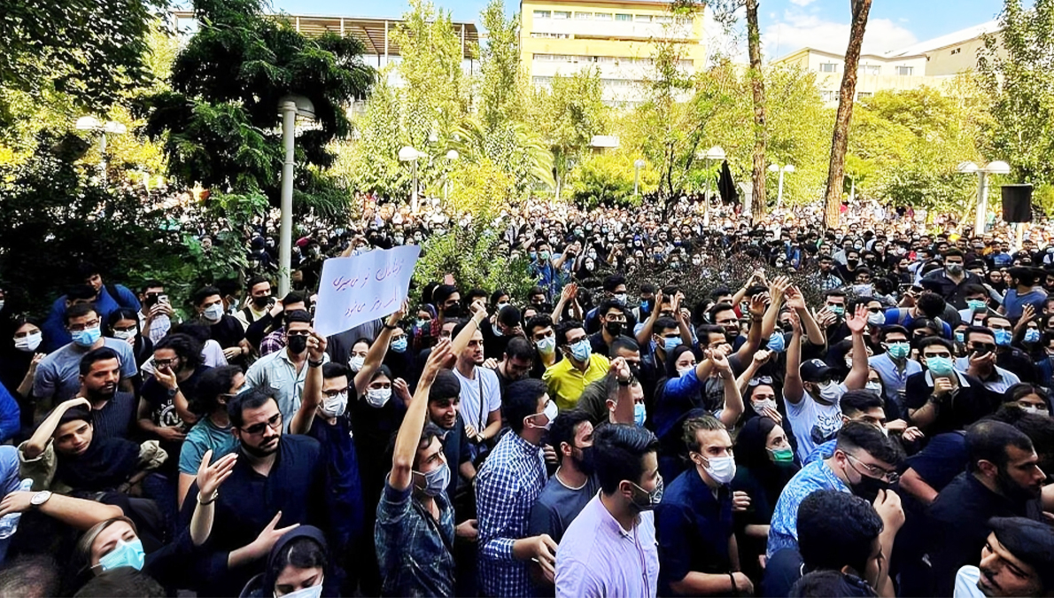 اليوم الثالث لانتفاضة البازار والجامعات: شللٌ اقتصادي وزلزالٌ طلابي يهزّ أركان النظام دخلت انتفاضة البازار والجامعات في إيران يومها الثالث، الثلاثاء 30 ديسمبر 2025، على وقع تصعيد غير مسبوق كشف عن انتقال الاحتجاجات من حالة الغضب المعيشي إلى مواجهة سياسية مباشرة مع نظام «ولاية الفقيه». فقد شُلّ القلب التجاري لطهران بالكامل، بالتوازي مع انفجار احتجاجي واسع داخل الجامعات الكبرى، في مشهد عكس تلاقي الشارع الشعبي مع النخبة الطلابية في جبهة واحدة ضد السلطة.