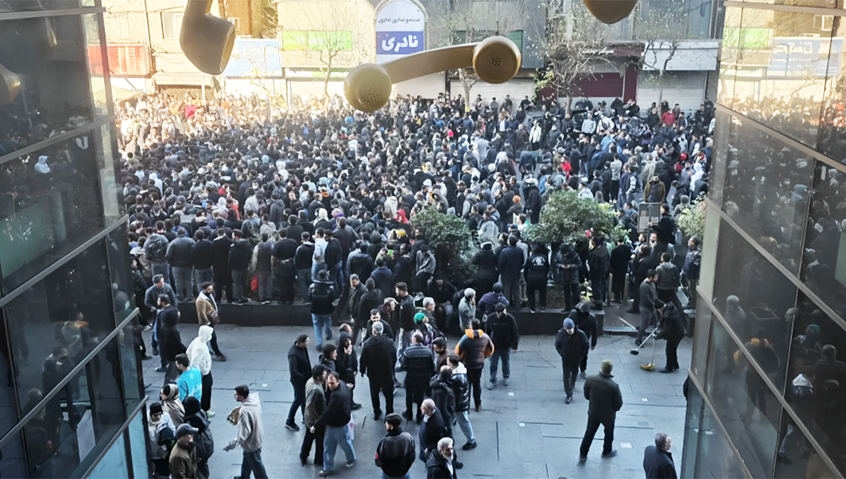 الريال ينهار والشارع يغلي… احتجاجات التجار تهزّ طهران بعد تسجيل العملة أدنى مستوى تاريخي دخلت الاحتجاجات الاقتصادية في إيران يومها الثاني على التوالي، بعد أن هبطت قيمة العملة الوطنية إلى مستوى قياسي جديد مقابل الدولار الأميركي، في مشهد يعكس عمق الأزمة المالية وتفاقم الغضب الشعبي