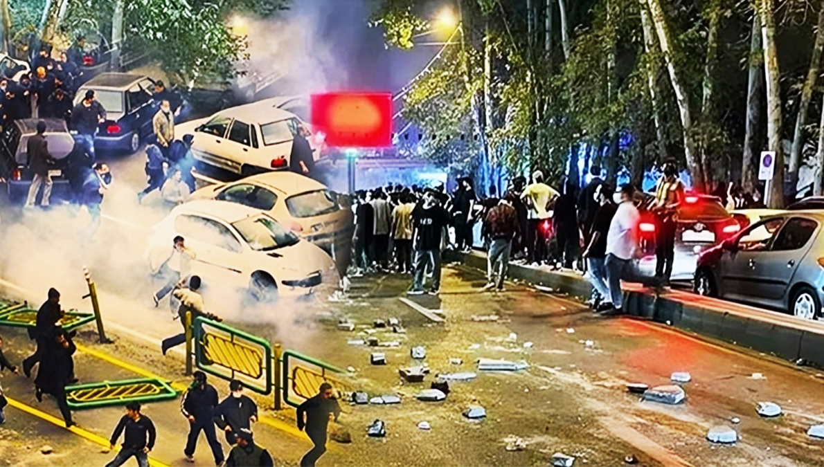 سقوط النظام يطلّ من شوارع طهران لم يعد الانهيار الاقتصادي في إيران رقماً في التقارير أو تحذيراً في الدراسات، بل تحوّل إلى واقع يومي انفجر في شوارع طهران. البطالة الواسعة، والتضخم المتفلت، والفقر غير المسبوق، وغلاء المعيشة الخانق، كلها اجتمعت لتدفع المجتمع الإيراني إلى حافة الاحتمال الأخير