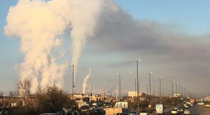 أزمة تلوث الهواء تتفاقم في إيران: اعترافات رسمية بوضع "خارج عن السيطرة" و50 ألف وفاة سنوياً طهران، 30 نوفمبر/تشرين الثاني 2023 – تشهد مدن إيرانية عدة، أبرزها العاصمة طهران، أزمة تلوث هواء حادة و"خارجة عن السيطرة" وفقاً لاعترافات مسؤولين، ما أدى إلى تعطيل المدارس في 13 محافظة وتقديرات بوفاة نحو 50 ألف شخص سنوياً نتيجة لذلك.