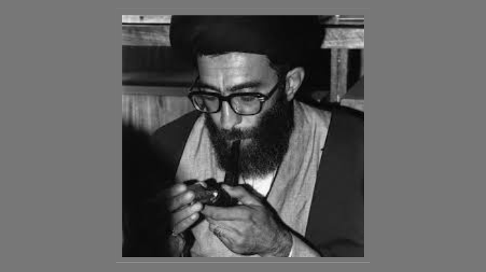 خامنئي "المتعطش للدماء".. حين يتفوق الواقع على وحشية الأساطير في المرويات الفارسية القديمة، وتحديداً في ملحمة "الشاهنامة" للشاعر الفردوسي، تبرز شخصية أسطورية مرعبة لملك طاغية يُدعى "الضحاك".