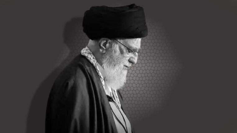 خامنئي في مواجهة عاصفة سياسية عالمية: مشرّعون ووزراء خارجية يرفعون سقف الهجوم على نظام الملالي العالم يغيّر نبرة الحديث لم يعد المشهد الدولي يُقارب النظام الإيراني بروح "لحذر الدبلوماسي ". فالصمت الذي استمر سنوات أمام تجاوزات علي خامنئي ونظامه بدأ يتفكّك، تاركًا مكانه لنبرة نقد صارخة تعبّر عنها عواصم كبرى.