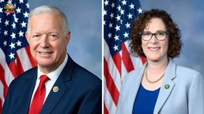 نواب أمريكيون بالكونغرس يعلنون دعمهم للشعب الإيراني ويثمنون دور النساء الرائد واشنطن، 10 ديسمبر 2025 – في جلسة للكونغرس الأمريكي، أعلن النائبان راندي وِيبير وفال هُويل دعمهما القاطع للشعب الإيراني، مؤكدين على الدور الرائد للنساء في نضالهن من أجل الحرية والكرامة الإنسانية، ومنددين بقمع النظام الإيراني.